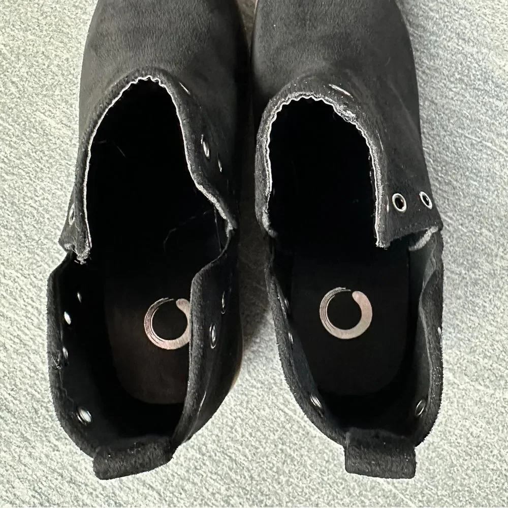 NWOB Journee Collection Black Faux Suede Ankle Booties Silver Eyelet Detail 7.5